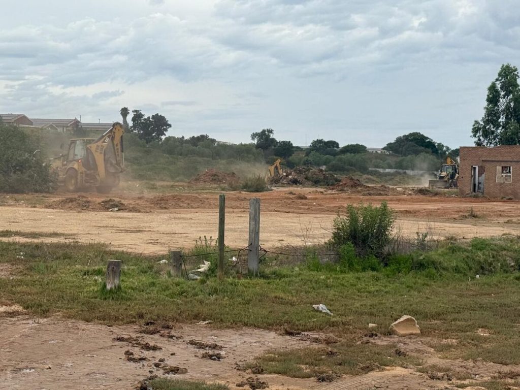 The long-abandoned petrol station at the old entrance to Kariega on Graaff-Reinet Road has been demolished.