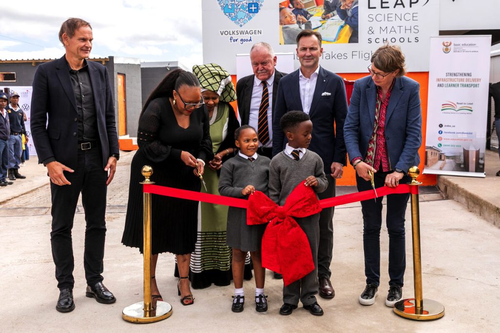 From left are  Dr Oliver Blume (Volkswagen Group CEO),  Siviwe Gwarube Minister of Basic Education, Dr Mamphela Ramphele, John Gilmour from LEAP Institute, Thomas Schäfer (Volkswagen Brand CEO), Martina Biene (Volkswagen Group Africa Chairperson and Managing Director), with LEAP 9 learners Migcobo Xotongo and Lwethu Mabombo in front.