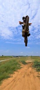 Motorfietsryers toets hul vernuf by Phakisa