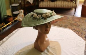 Sy dra meer as een kunshoed in Bloemfontein