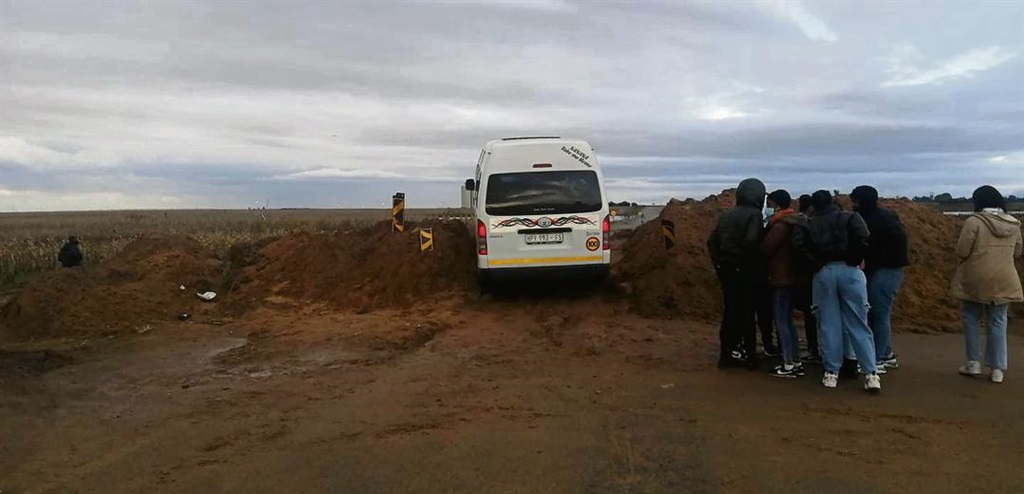 ’n Minibustaxi sit Saterdag (21/05) in ’n grondwal