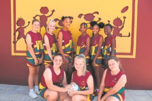 Glimlag breed oor spandrag