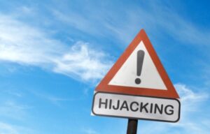 Kapers gooi man in rivier