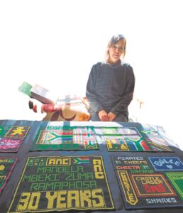 Vrou ryg meer as 140 000 krale in vir kunsprojek wat SA vier