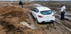 Chaos heers op paaie – Motoriste swoeg deur modder, water en slaggate