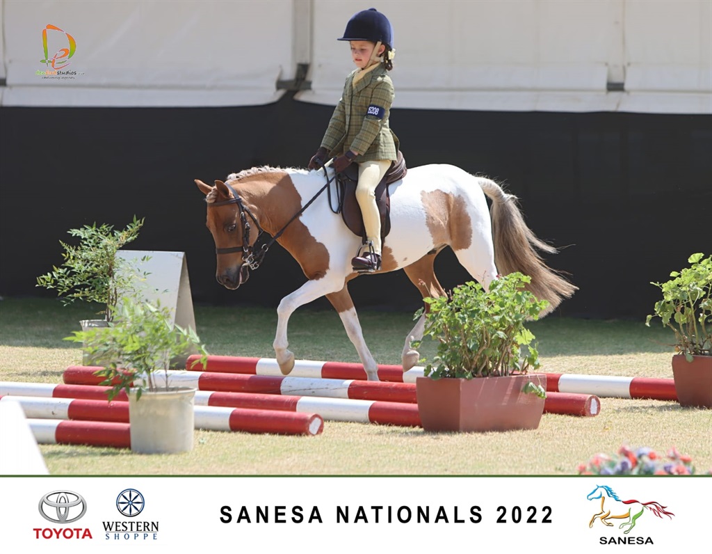 Op haar ponie Frodo het Inke ’n eerste plek in pre