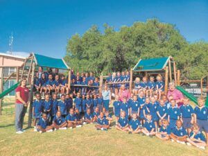 Pak avontuur van skoolgaan saam aan