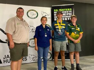 Bobaas-skietvaardigheid ten toon gestel met barshoue in kompetisie