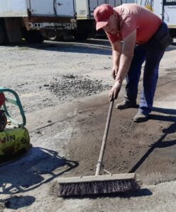 Helpende hande bring hul kant vir padveiligheid in Welkom