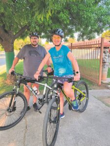 Paartjie pak wedloop aan