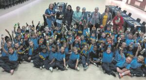 Gee leerlinge beertjies met ’n boodskap