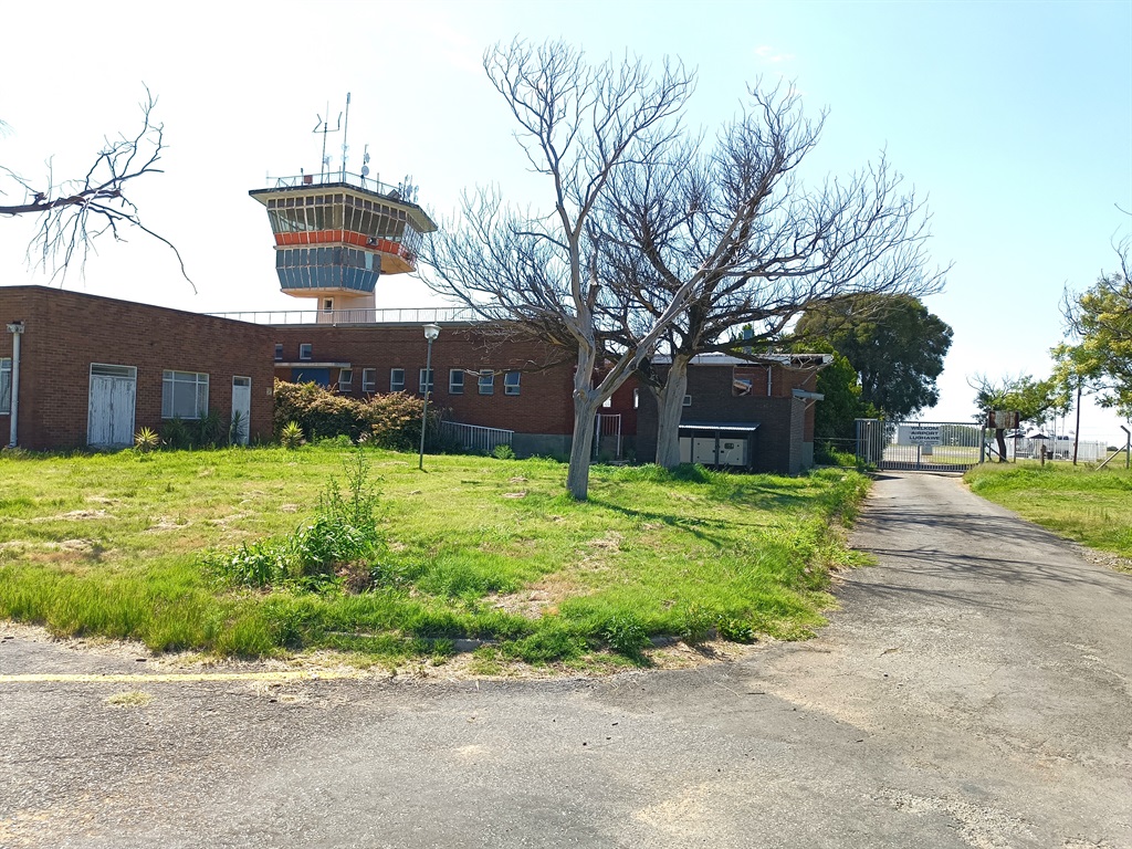 Abandoned and distressed. No developement is takig place at the Welkom Airport. The site was officially handed to Sébastien Investments and logistique some eight weeks ago.