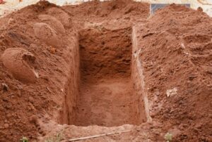 Polisie ondersoek saak van lyk- en grafskending