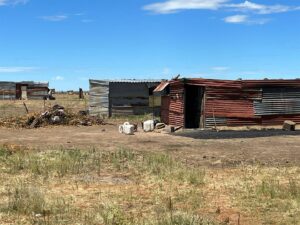 Inwoners van Phomolong steeds sonder beloofde huise, basiese dienste