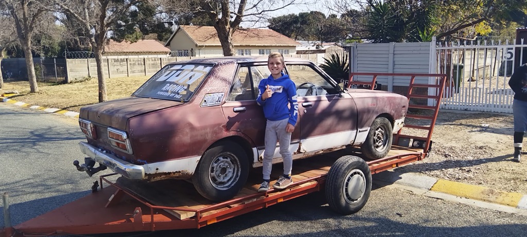 Hier staan Christopher de Necker by sy karretjie v