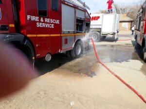 Pype van brandweerwa lek soos ’n sif