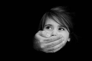 Aanklag van verkragting teen pastoor wat hond glo met mes doodsteek