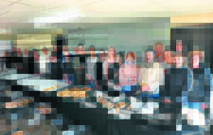 Staan saam om meisie te ondersteun