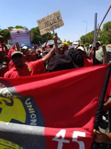 Municipal workers take to the streets to demand the resignation of Mayor Khalipha