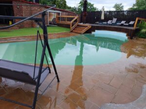 Goudveld loop deur onder hewige hael en reën