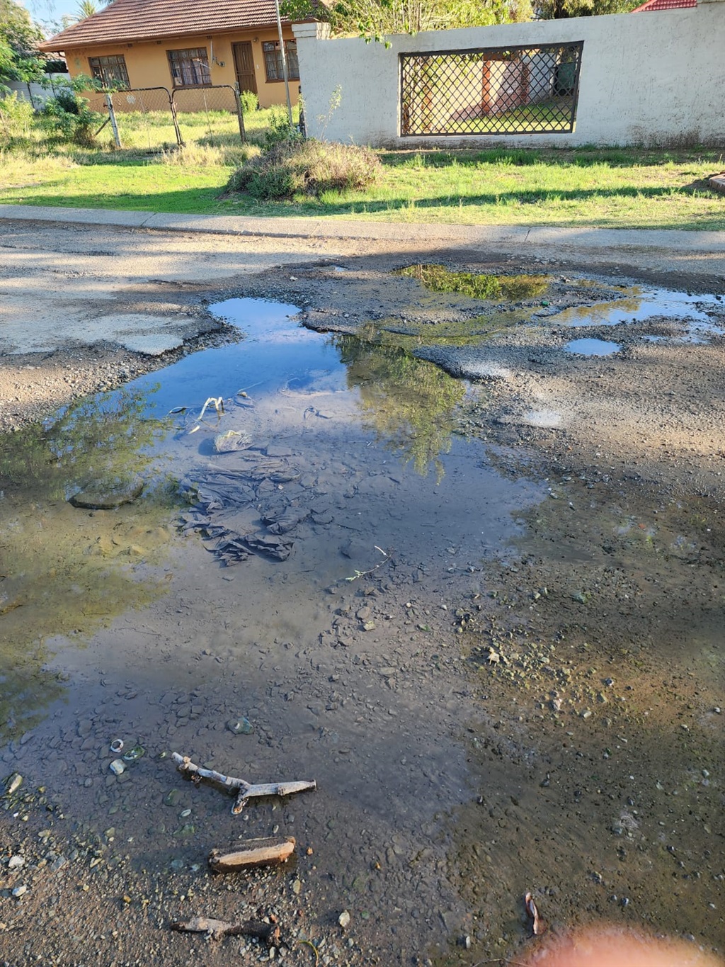 Hierdie waterlek in Long Road, Welkom word al vir 