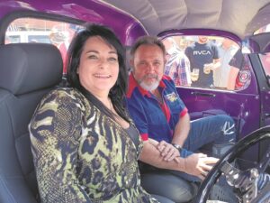 Chantelle is verras met haar pers Chev ’43 Pickup