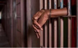 Welkomse polisieman help glo gevangene ontsnap