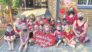 In rooi getooi om die liefde te vier