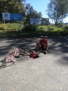 Kop en skouers in gat