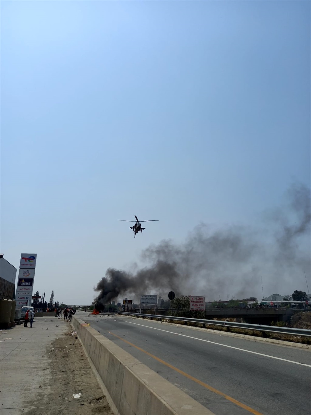 'n Lugmag helikopter patroleer bokant die N1 by Ve