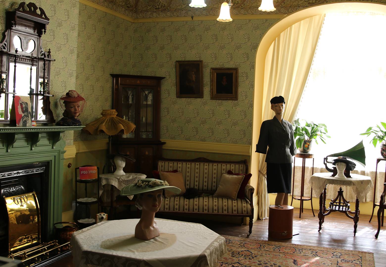 Die She wears many hats-uitstalling is ’n opwindende samesmelting van kunswerke en pragtig vervaardigde artefakte, saamgestel deur drie vroulike kurators. 