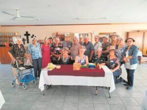 Groep nooi ander om saam te kuier