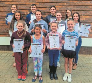 Sangstudente laat hul stem ten tyde van fees hoor