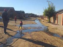 In an effort for the Matjhabeng Local Municipality to be held liable for the critical sewerage infrastructure in Kutlwanong, Thabiso Letlhaka, DA councillor, has written to the municipal manager demanding action. He warns that Matjhabeng faces a critical sewerage infrastructure crisis, with Kutlwanong among the most affected areas.