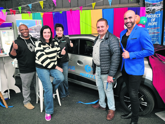 Op die bekendstelling van Engo Vrystaat se Projek van Hoop op Bloemskou Vrydag is van links Thabo Mokoena (handelaarshoof van Renault en Isuzu Bloemfontein), Elmarie Prinsloo (uitvoerende hoof van Bloemskou), Anché de Bruin (verkoopskonsultant van BloemNuus by Novus Media Gemeenskapsnuus), ds. Jannie Smith (voorsitter van die Engo-raad) en De Wet Claassens (uitvoerende hoof van Engo). Foto: Lientjie Mentz