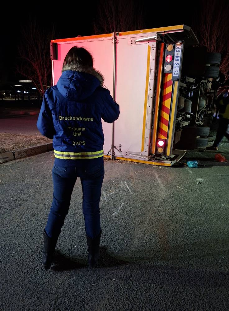The fast action of Welkom SAPS, a towing company, the Welkom fire department, emergency services, a local veterinarian Dr Pieter Matthee from Riebeeckstad and Belinda Basson and her daughter Shaylene and other riders from the BHS Equestrian Centre got the horses safely out of the transport truck.