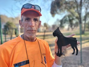 Goudveldse man stap na Bloemfontein om honde warm te hou