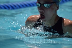 Sy swem soos ‘n vis deur die water