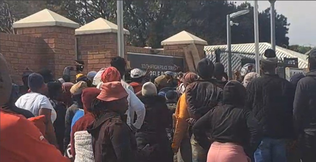 Angry residents of Skomplats (Rheederparl Ext. 2) laid a charge of attmepted murder at the Welkom Police Station