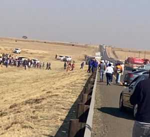 Rowers slaan toe op transito-voertuig op N8 by Bloemfontein