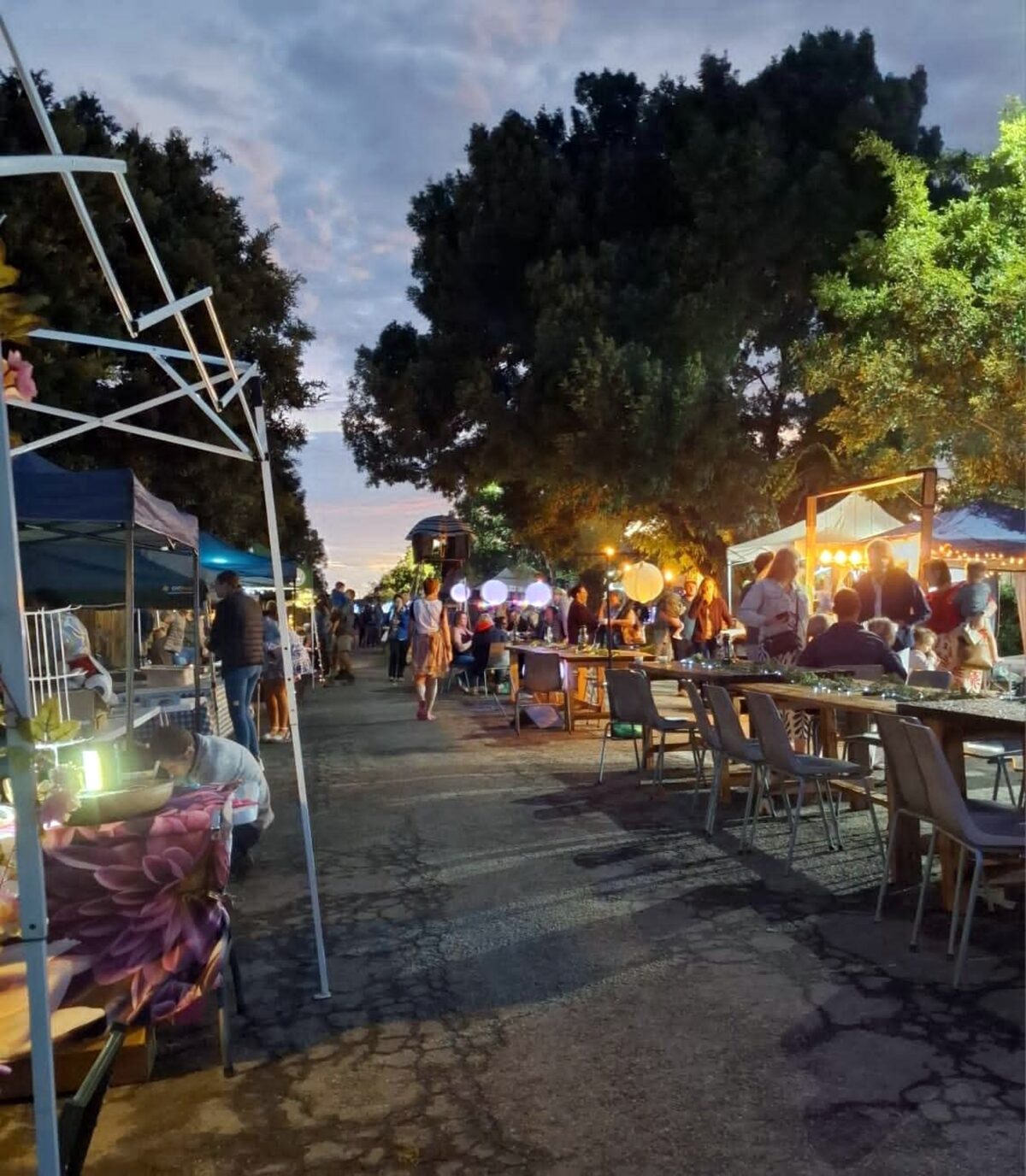 Ondanks gure weer, wind en reën was die Bultfontein-liggiefees op Vrydag 8 Desember 'n onvergeetlike geleentheid. Dit was die tweede jaar agtereenvolgens dat dié aandmark in die straat voor die ouetehuis gehou is. Ondanks die reën wat uitstallers en besoekers sopnat gelaat het, was die liggies en musiek vir baie onvergeetlik. Een van die uitstallers, Hallo Dolly, sê as die weer op enige ander plek so sleg was, sou hulle nie verkope gehad het nie. "Dit was 'n fantastiese opkoms − ongelooflik hoeveel mense het kom ondersteun ondanks die storms," sê sy. FOTO: Verskaf