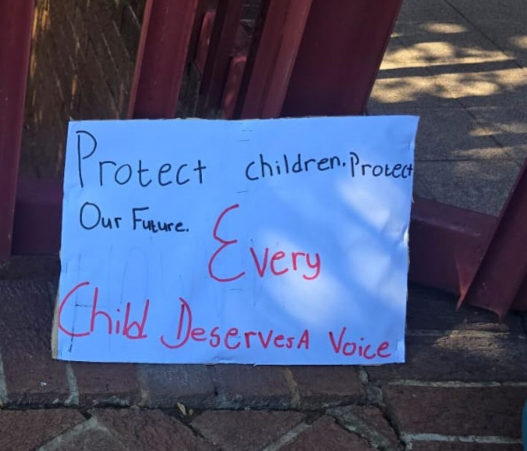 die gemeenskap se misnoeë uitspreek, is Maandag voor die hof vertoon.  Foto: Verskaf