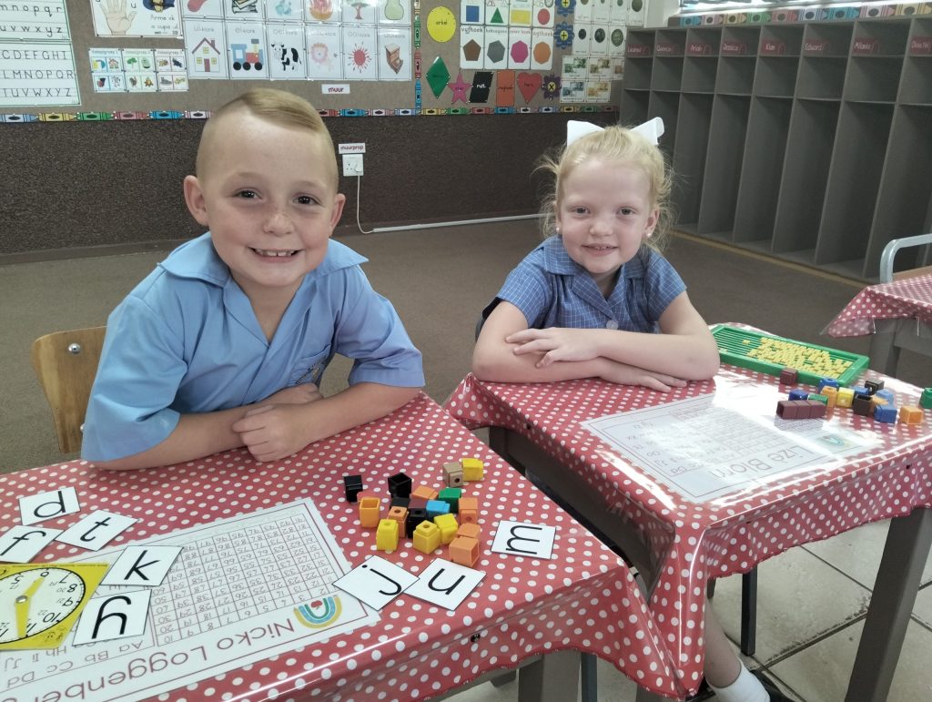 Saam is Nicko en Lizé in die Welkom Mediclinic gebore, en op 14 Januarie het hulle saam, in dieselfde klaskamer, hulle skoolloopbaan by die Primêre Skool Naudeville in Welkom begin