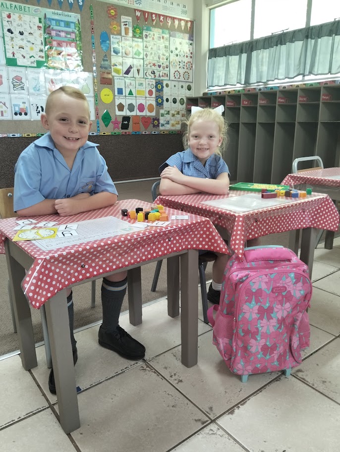 Twee maatjies, letterlik van geboorte af, het saam hulle nuwe avontuur by die Primêre Skool Naudeville begin