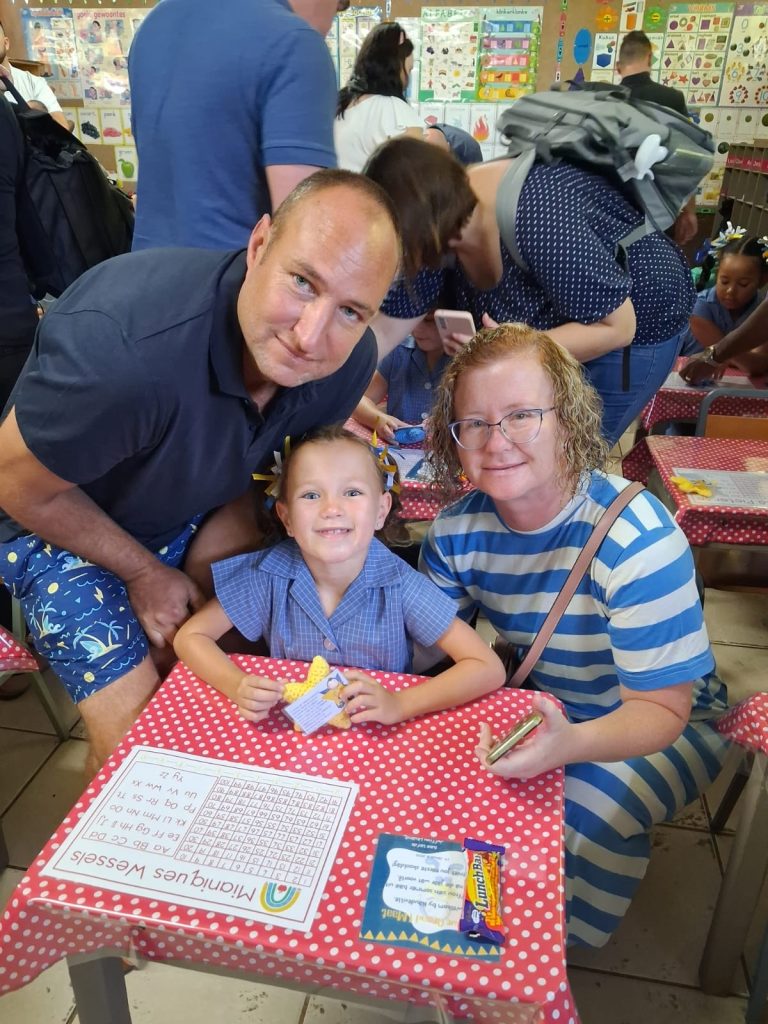 Naudeville Laerskool het vanjaar 'n groep klein "vegters" onder die graad 1's. Hier is Mianiques Wessels saam met haar ouers, Michael en Maryke Wessels, op haar eerste dag in graad 1 by die Primêre Skool Naudeville in Welkom. Mianique is 'n ware vegtertjie. Sy is op 32 weke gebore en het op die ouderdom van 9 maande 'n ope hart operasie ondergaan. Sy die eerste drie jaar van haar lewe in en uit die hospitaal, maar is n regte vergtertjie sê haar pappa.