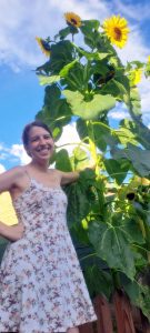 Jong tuinier se reuse-sonneblom trek aandag