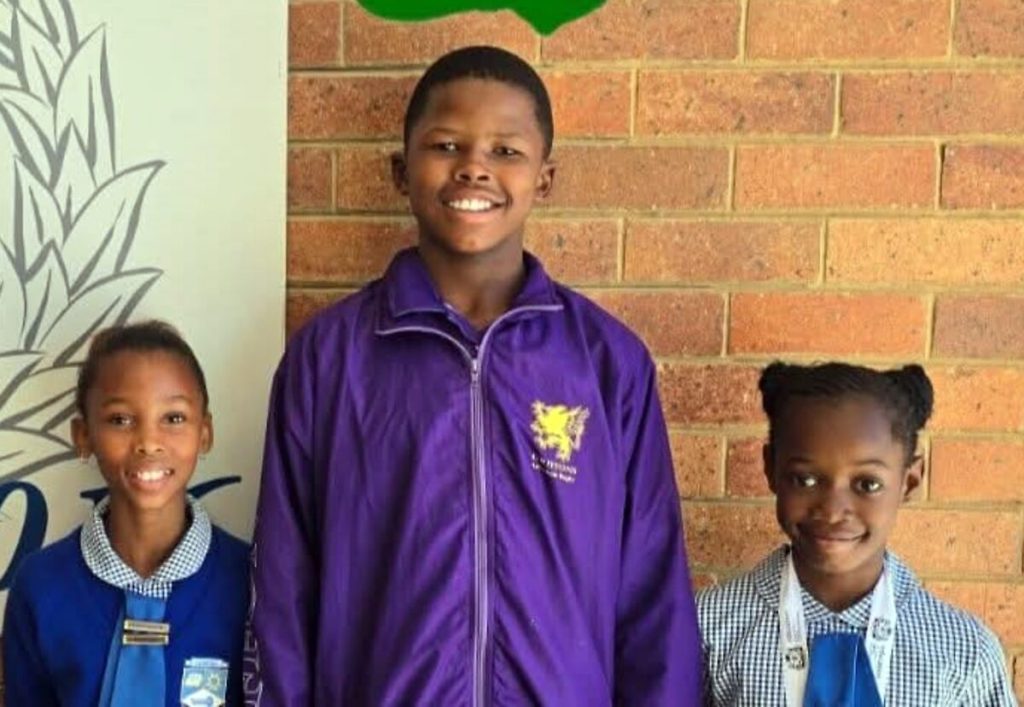Drie atlete van die Laerskool Odensia is in die Vrystaatse laerskole atletiekspan ingesluit wat aan die Suid-Afrikaanse kampioenskappe by Groenpunt stadion in Kaapstad gaan deelneem.  Van links is Bokamosa Leseba (verspring), Vuyisile Manjo (spiesgooi), en Naledi Mokoena (hoogspring).