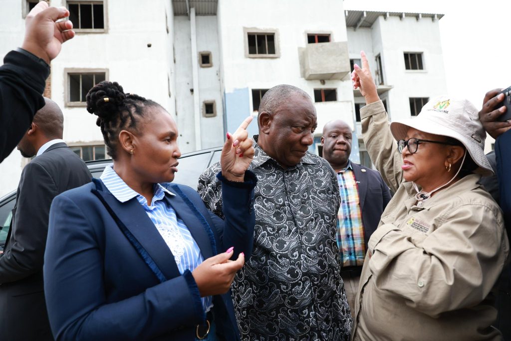 In able to attract investors, cities and towns must be clean and infrastructure must work. This was among others the message of president Cyril Ramaphosa when he and members of the national cabinet visited the Free State on Thursday 26 March and Friday.