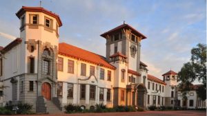 UV-dosent ontketen herrie toe sy na studente as ape verwys