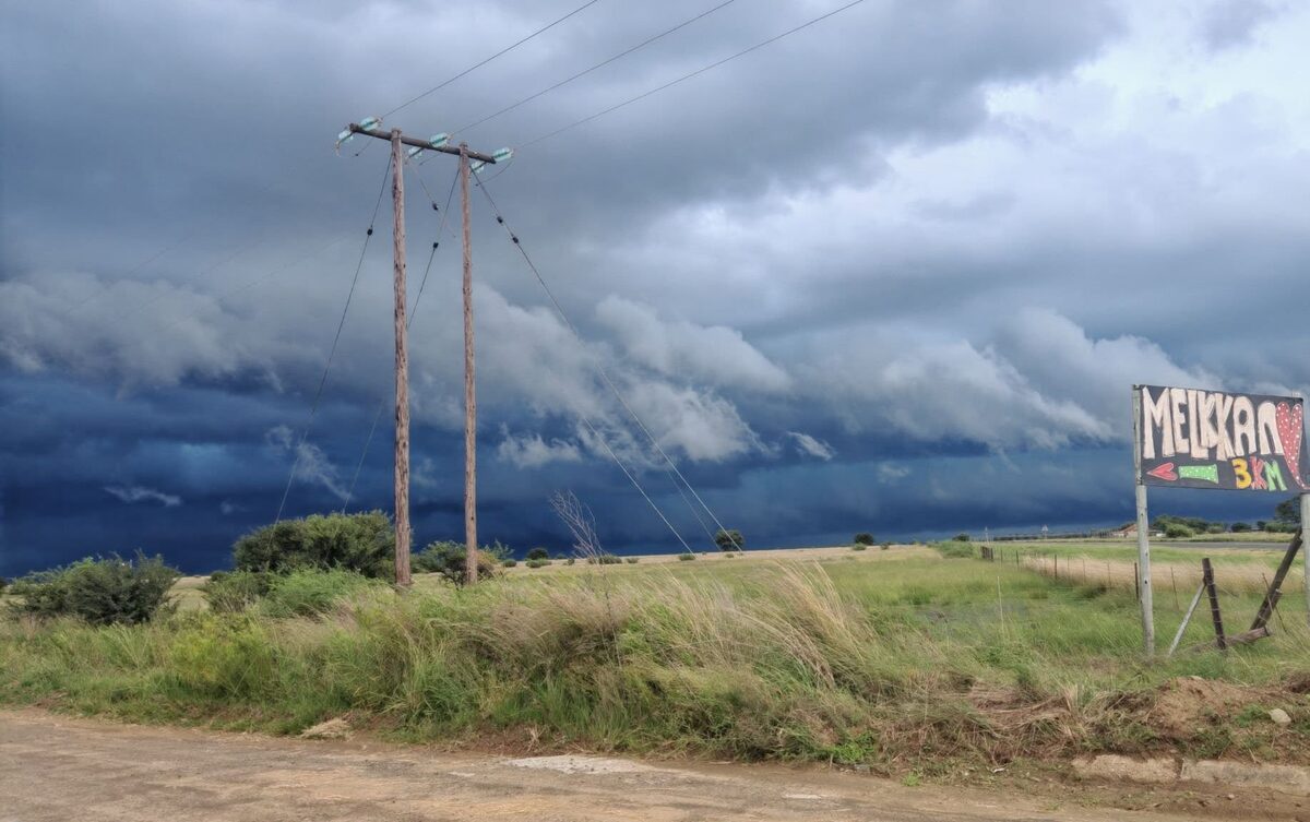 By Melkkan buite Welkom het 250 mm reën oor twee weke geval. Die damme loop oor en die mielielande is onder water.